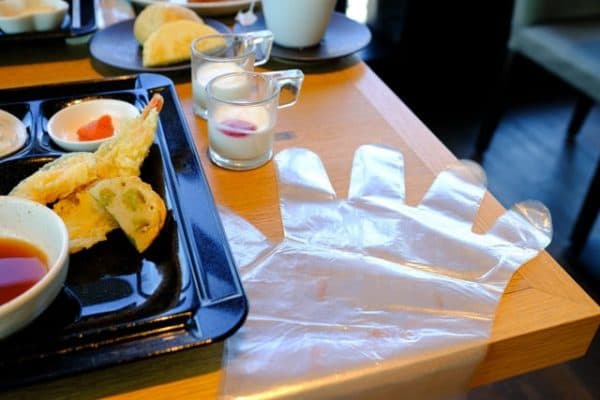 ちょっとしたシーンでも手袋が求められる